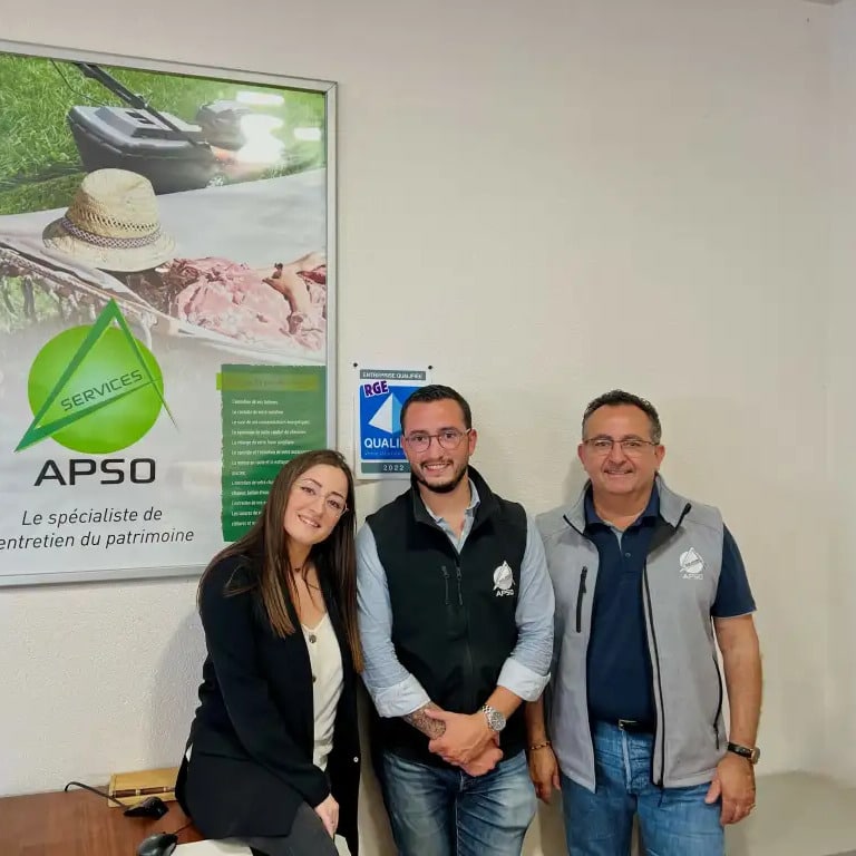 Trois experts APSO SERVICES souriants devant le logo et label RGE, spécialiste de l'entretien du patrimoine.